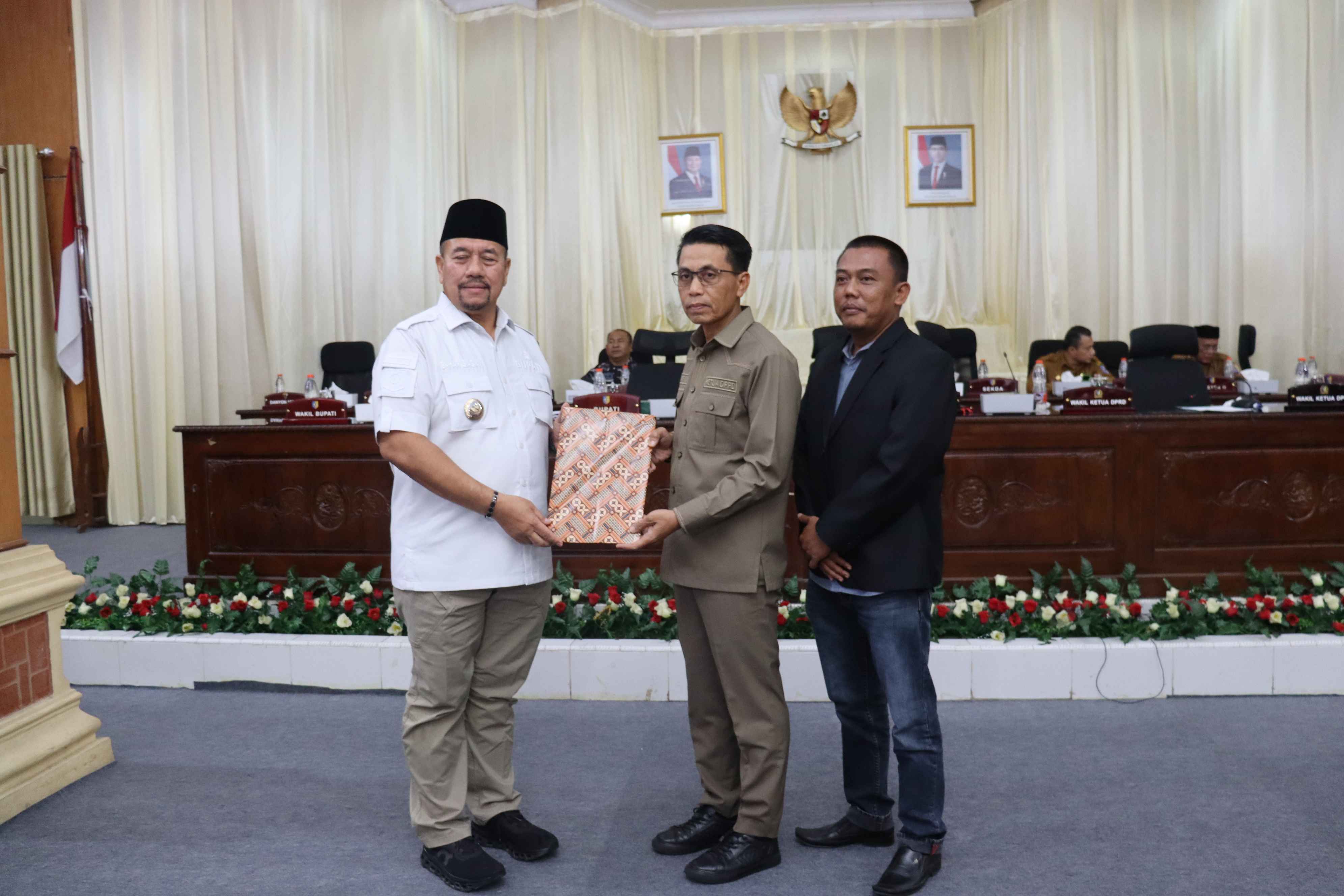RAPAT PARIPURNA PENYAMPAIAN NOTA RANPERDA BUMD.